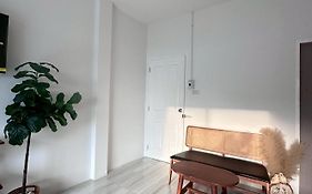Twins Cafe & Room